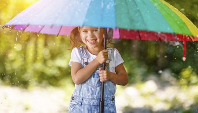 šťastný, prudkýdéšť, laclovékalhoty, rukojeť, ramínko, barevný, deštník, loket, dívka, kapky, poutko