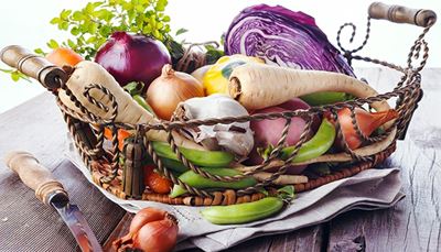 gulrot, sjalottløk, grønnsaker, rødkål, pastinakk, poteter, belg, kniv, hvitløk, løk