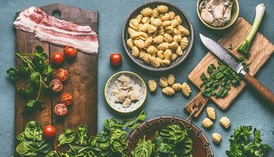 couteau, soucoupe, épinards, fromage, ciboule, ail, bacon, gnocchi, tomate