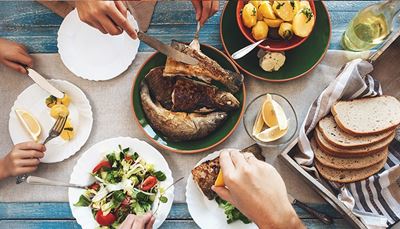 hand, dinner, potatoes, lemon, plate, salad, fingers, bread, tail, fish