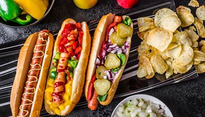 hotdog, sottaceti, ketchup, salsicce, cipolla, senape, peperoni, patatine, panino