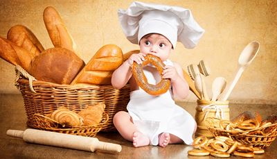 gyermek, szakácssapka, kosár, croissant, baguette, kenyér, sodrófa, bagel, klopfoló, pékség