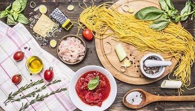 pestello, spaghetti, cucchiaio, basilico, formaggio, porro, grattugia, pomodori, mortaio, rosmarino, gambero, spezie