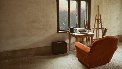 nojatuoli, kirjoituskone, maalausteline, betoni, pöytäliina, ikkuna, kehys, hattu, sukset, seinä, matkalaukku, huone