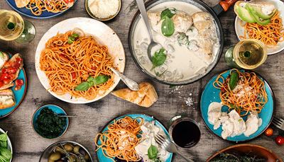 prsíčka, večeře, bruschetta, špagety, bílévíno, chléb, houba, avokádo, olivy, kuchyně