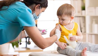 očkovanie, ošetrovateľka, striekačka, stetoskop, rukavice, vakcína, imunita, maska, dieťa, plece, ihla
