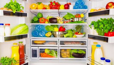 холодильник, морковки, клубника, апельсин, салат, брокколи, петрушка, еда, овощи, авокадо, молоко, яблоко, сок