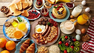 toast, cappuccino, portocale, kiwi, ouprăjit, lapte, croissant, coacăze, fruct, clătite, șuncă, unt, suc, boabe, miere