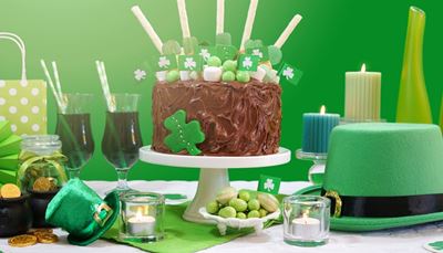 tarta, celebración, portatartas, verde, palmatoria, pajilla, vela, trébol, sombrero, monedas, bolso