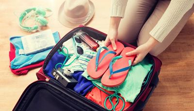 kelionė, šlepetės, skrybėlė, lagaminas, dirželis, fotoaparatas, rankovė, akiniai, ausinės, viela