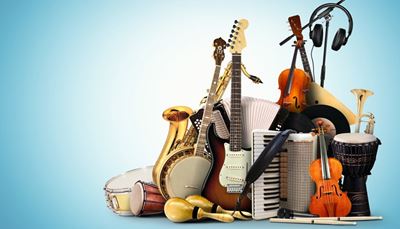 palice, harmonika, balalajka, saksofon, trobenta, kitara, mikrofon, marake, slušalke, banjo, džemba, boben