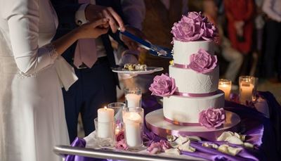 płatki, sukienka, szklanka, talerz, nowożeńcy, wstążka, krawat, tort, świeca, róża, płomień, obrus
