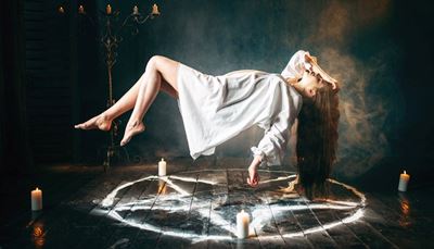 cabelo, camisadenoite, candelabro, exorcismo, levitação, pentagrama, círculo, vela, ritual, mulher