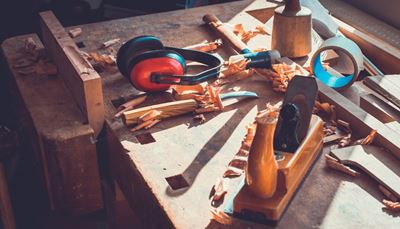 schaduw, houtenhamer, gereedschap, koptelefoon, hamer, plakband, schaaf, boord, beitel, slijpsel