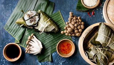 csilipaprika, bambuszlevél, szójaszósz, szósz, gombák, masni, zongzi, rizs, tál
