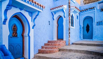 ściana, błękitny, dachówki, żarówka, schody, łuk, drzwi, okno