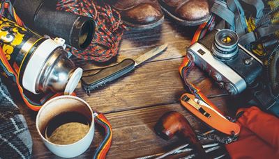 canif, chaussures, jumelles, appareil, pipe, café, corde, thermos