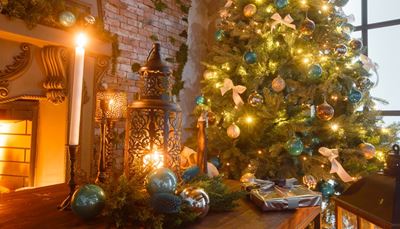 rusetti, kuusenkoristeet, joulukuusi, tiilet, takka, kynttilä, kohokuva, joulu, lahja