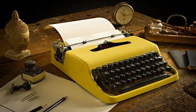 stempel, skrivemaskine, blækhus, nøgler, papir, clips, blyant, gul, ur, hoved