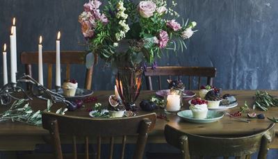 liepsna, siena, kėdėsatkaltė, puokštė, uogos, rožė, pyragaitis, žvakė, vaza