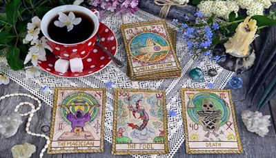 tarot, krystaller, polkaprikker, skelet, blomster, troldmand, perler, sukker, bajads, voks