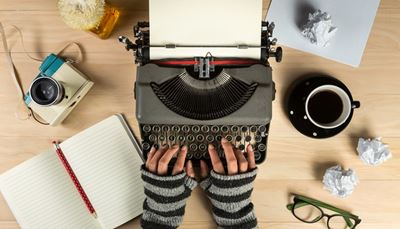 skrivemaskine, kladdehæfte, briller, armvarmere, fingre, kamera, blyant, papir, kaffe