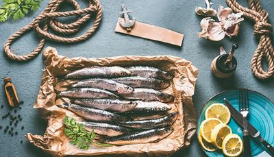 écailles, sardines, fourchette, persil, poivre, citron, couteau, moulin, corde, ancre
