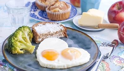 lėkštė, kiaušinienė, keksiukai, pusryčiai, stiklinė, sviestas, trynys, brokolis, šakutė, baltymas, duona