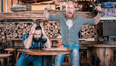 bar, tabouret, supporters, montre, fort, trou, chemise, bière, cri, barbe, jean