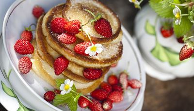 blad, bloem, aardbeien, pannenkoeken, suiker, rand, bord, ontbijt