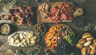 kesudió, őszibarack, sárgabarack, olajbogyó, gyümölcs, pepperóni, szőlő, fügék, kenyér, sajt