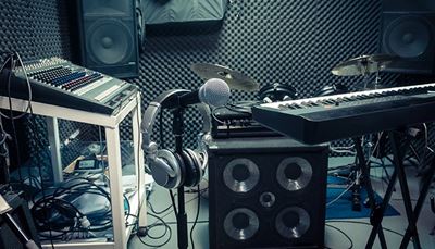 syntezátor, mixážnípult, mikrofon, repráky, sluchátka, studio, činel, kabel, buben