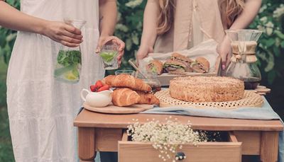 croissant, fátyolvirág, asztalterítő, doboz, asztal, üvegkancsó, üveg, kiöntő, ital, pite