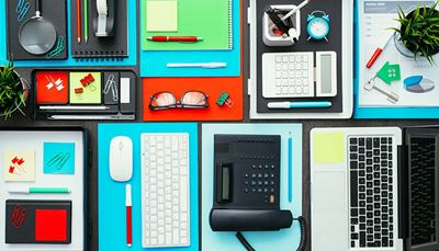 klawiatura, budzik, kalkulator, karteczka, materiały, okulary, słuchawka, telefon, lupa, klucz, mysz