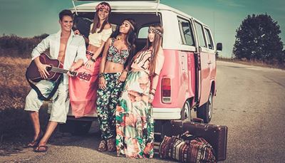 furgon, flipflop, farlámpa, rövidnadrág, hippi, ifjúság, fehér, bőrönd, rózsaszínű, út, gitár, szoknya, zsák, ing