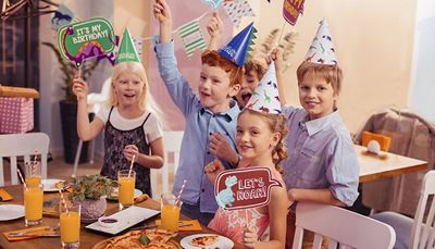 saus, bursdagsbarn, partyflagg, ryggsete, bursdag, dinosaur, sugerør, skjorte, festhatt, juice