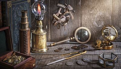 sextant, schatulle, stechzirkel, münzen, etui, spiegel, buchdeckel, fernrohr, öllampe, flamme, lupe, holz