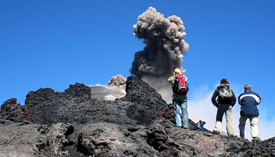 изригване, вулкан, туристи, пепел, гръб, раница, дим, лава, яке, небе