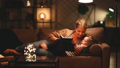 kardigan, czytanie, przytulny, syn, wieczór, kanapa, lampa, mama
