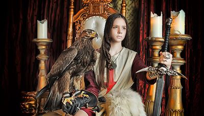 amuleto, palmatoria, empuñadura, gavilán, cabeza, águila, vela, princesa, cráneo, trono, garras, espada, pájaro, hoja, pico