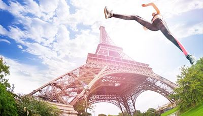 paříž, listoví, sportovkyně, tenisky, eiffelovavěž, trávník, skok, legíny, mraky