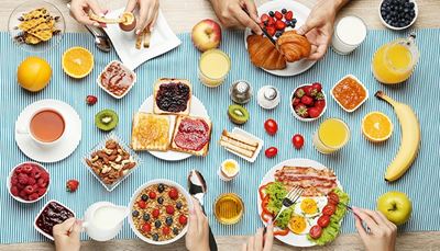 volskéoko, ovsennákaša, croissant, solnička, slanina, oblátka, raňajky, kiwi, jahoda, mlieko, džús, maliny