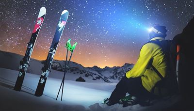 światło, gwiaździsteniebo, narciarz, latarka, śnieg, narty, kijki, góry