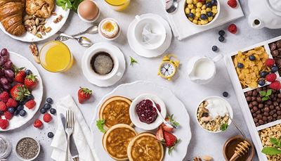 confiture, jus, croissant, sachetdethé, pancakes, céréales, réveil, café, fraise, crème, bec
