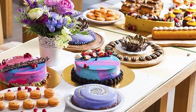 merengė, glazūra, rulonas, stalas, sausainiai, saldainis, tortas, uogos, puokštė