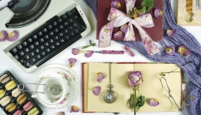 čajnocedilo, pisalnistroj, cvetnilisti, veriga, čajniservis, pentlja, šal, žepna ura, vrtnica, makroni