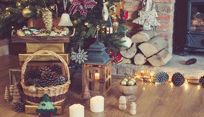 kerze, christbaumkugel, weihnachtskugel, laminatboden, kamin, brennholz, ziegel, zapfen, tanne, schneeflocke