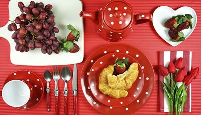 mes, keukengerei, vork, aardbeien, croissant, theeset, servet, tulpen, druiven, rood