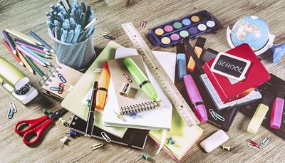 ceruzák, papírlyukasztó, radírgumi, szövegkihúzó, tűzőgép, toll, akvarell, gémkapocs, földgömb, vonalzó, notesz, olló
