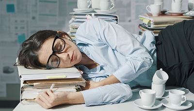 akiniai, dokumentas, puodelis, rankogalis, kumštis, pavargęs, biuras, sapnas, rietuvė